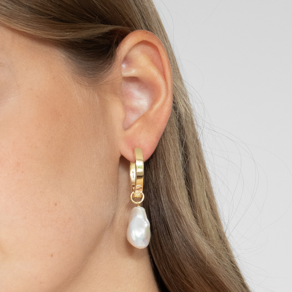 oval shaped earrings with delicate keshi pearls | ovale Kreolen gold mit Perlenanhänger von nachhaltiger Schmuckmarke LLR Studios aus Hamburg