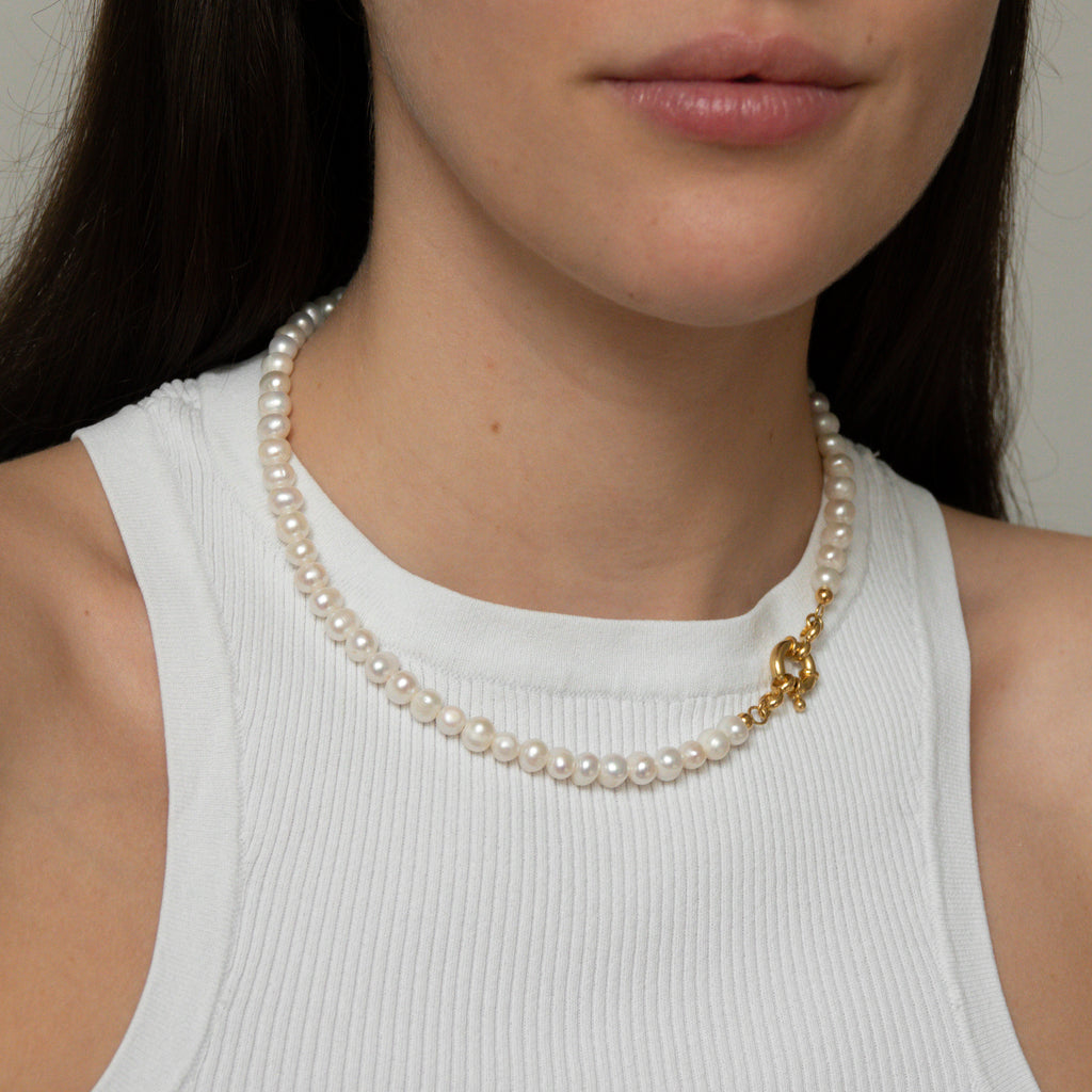 classic pearl chain necklace with gold bolt ring closure - klassische perlenkette mit goldenem Federring Verschlus