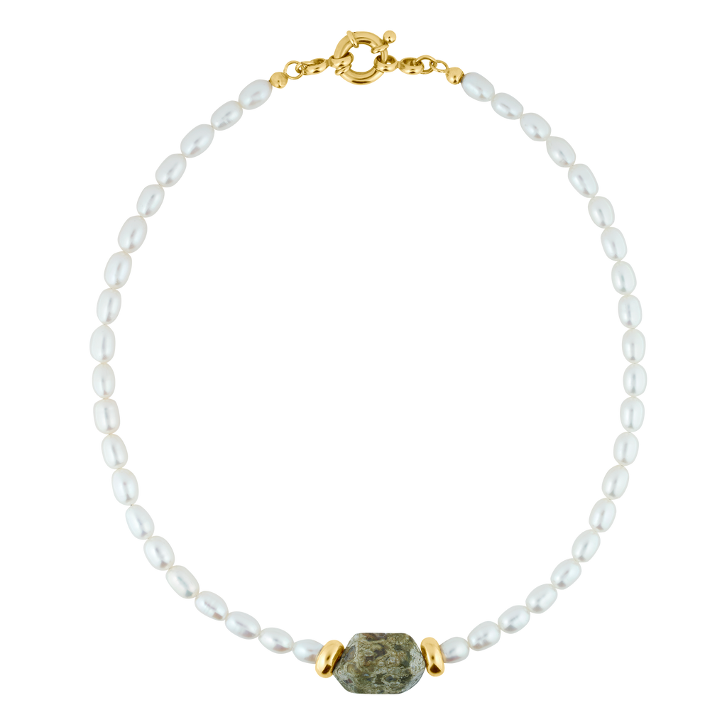 Kette aus echten Süßwasserperlen mit markanten Rhyolite Edelstein in der Mitte | pearl necklace with rhyolite pendant and gold accents