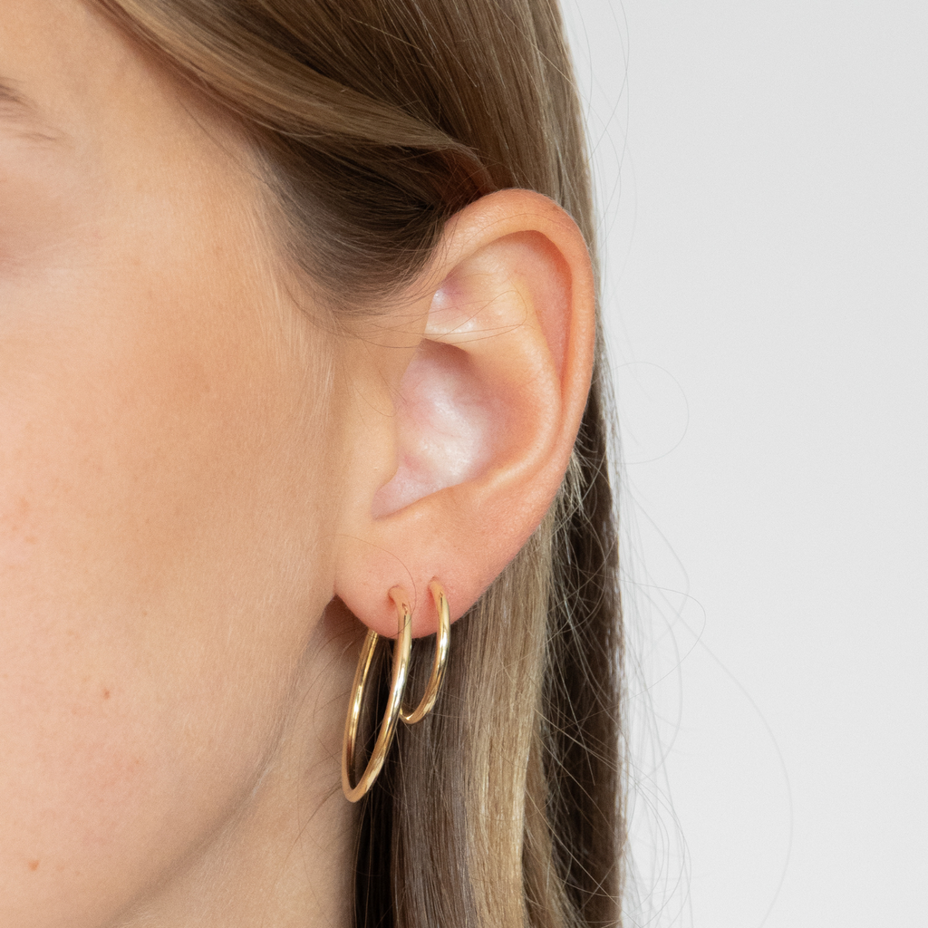 small thin gold hoops made of recycled 14k gold made by sustainable jewelry brand LLR Studios | feine Kreolen aus recyceltem 14k Gold von der nachhaltigen Schmuckmarke LLR Studios 