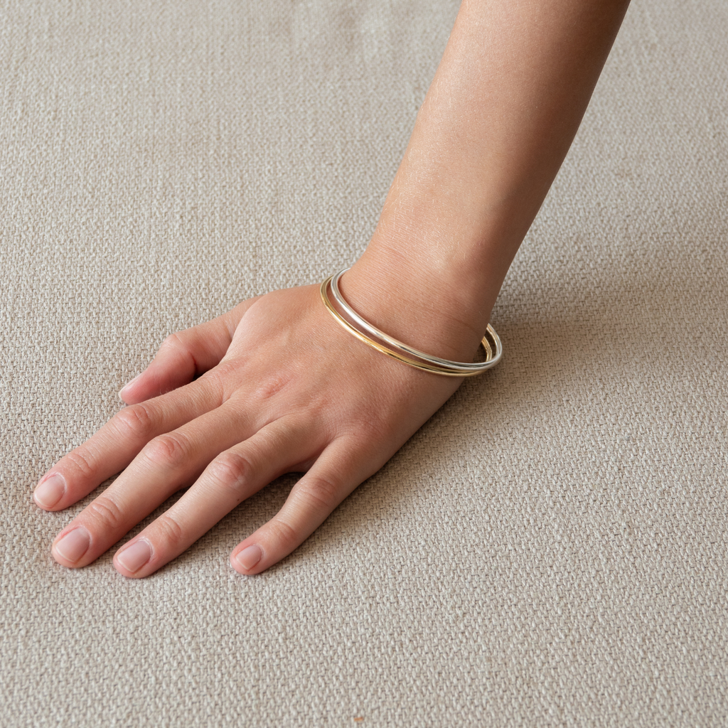 schlichter Armreif aus recyceltem Silber gefertigt und mit 18 Karat Dickgold beschichtet vom nachhaltigen schmucklabel llr studios aus hamburg