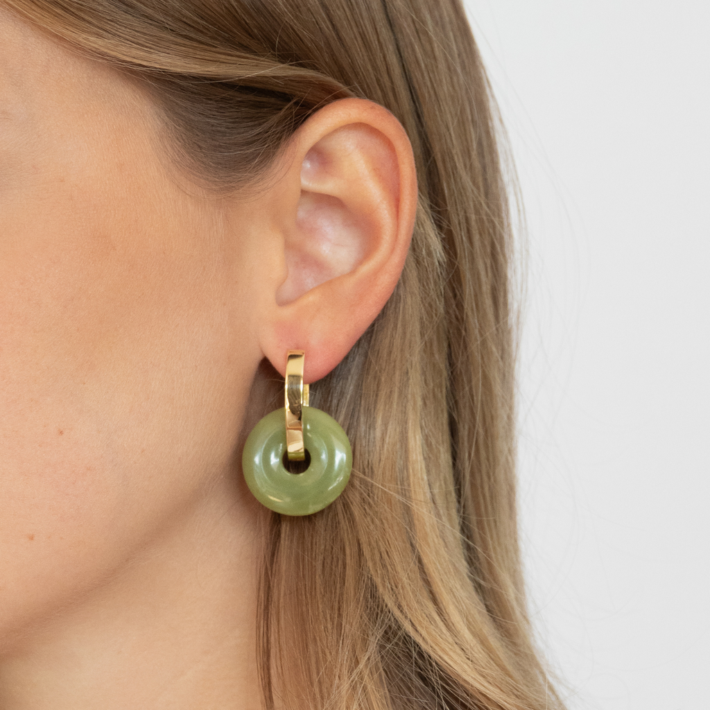 The gemstones and pearls are high-quality natural products. Every gemstone has its exclusive color expression, a quality feature. 