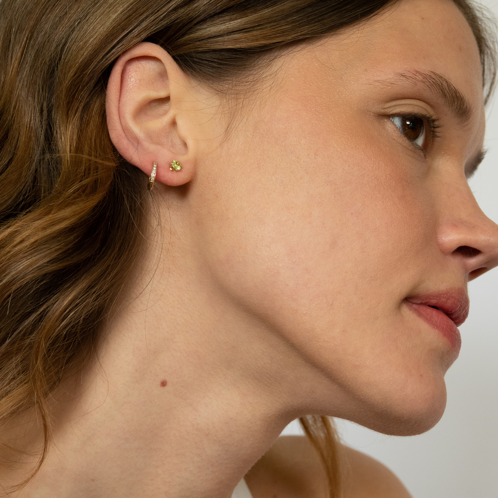 green peridot stud earrings made of recycled 14k gold by LLR Studios Hamburg Jewelry Brand | styled with our lab grown diamond 14k gold hoops