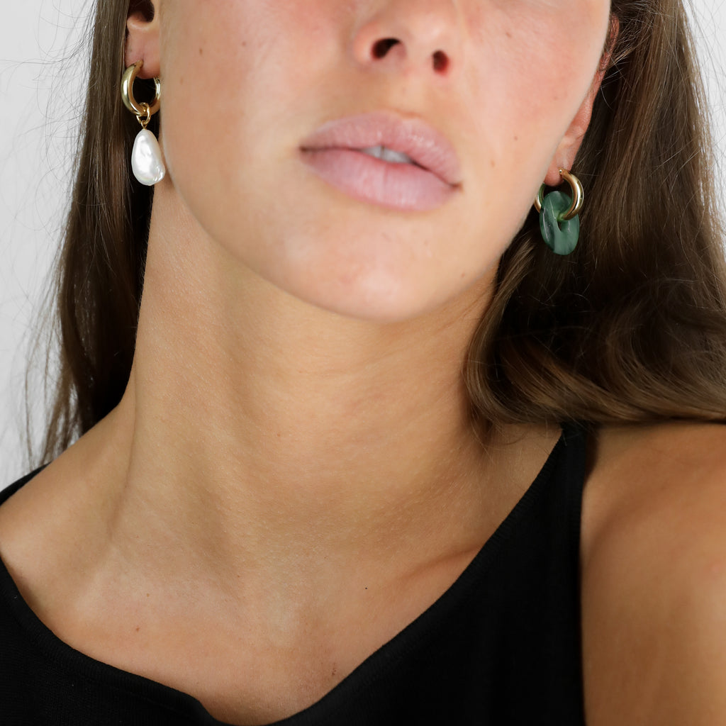 goldene Kreolen mit Perlen - und Prasem Anhänger