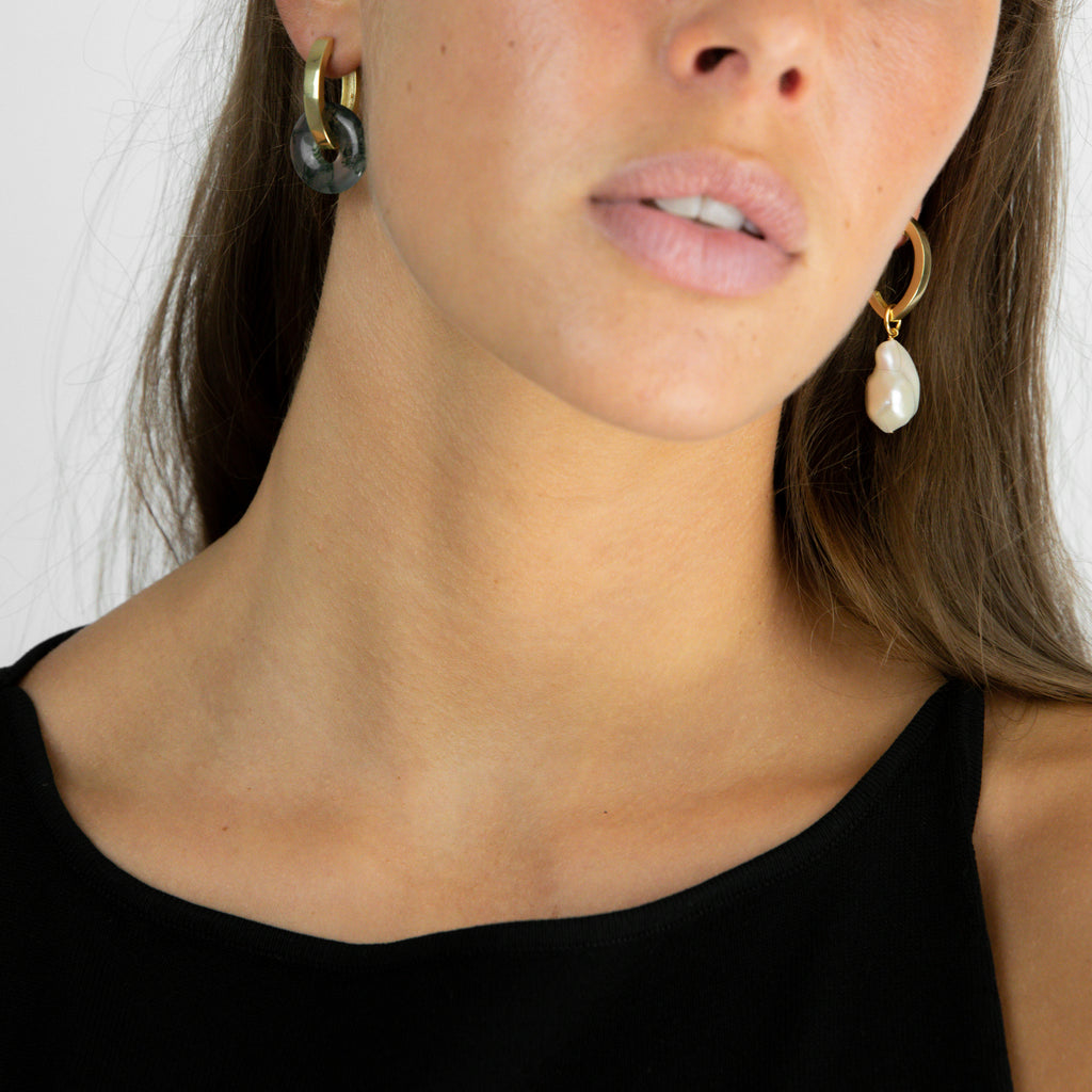 moos agate anhänger auf goldene creolen | baroque perle anhänger auf recycelte goldene creolen