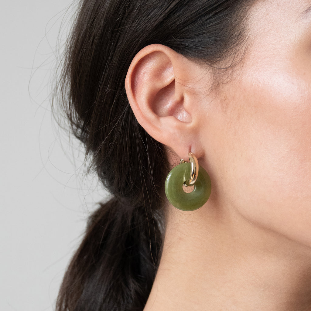 runde Anhänger für Ohrringe aus Jade getragen mit goldenem Kreolen