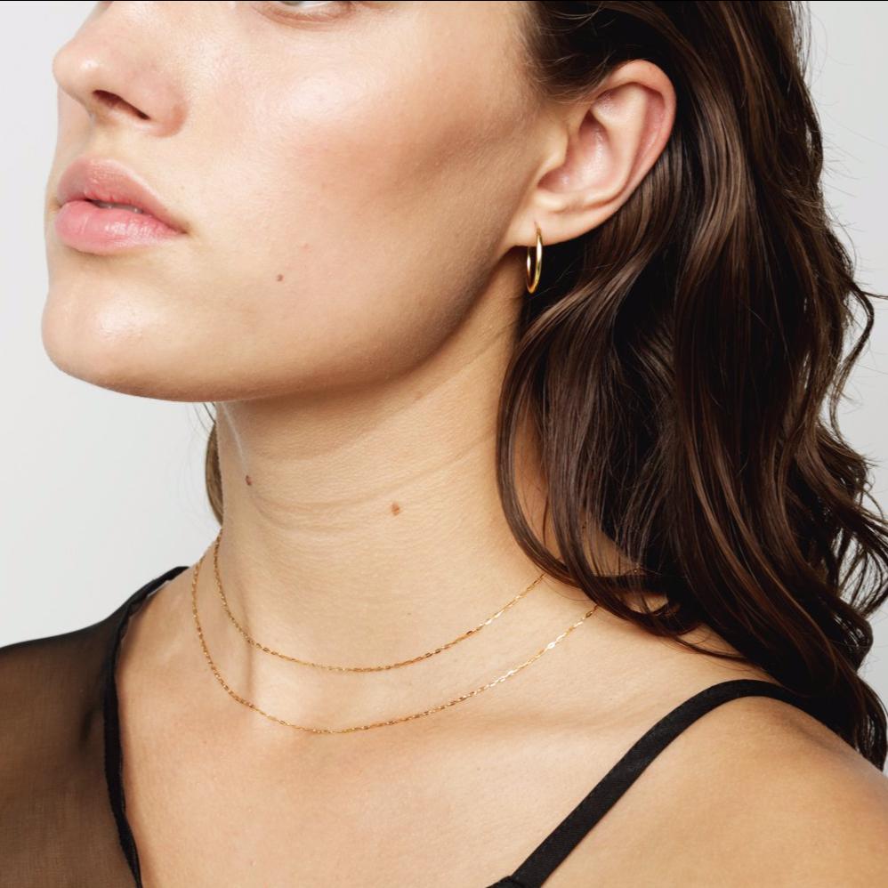 unsere feine, schlichte Sparkle Kette ist perfekt für jeden Tag, und da sie aus recyceltem 14k Gold ist, kannst du sie beim duschen und Sport machen tragen