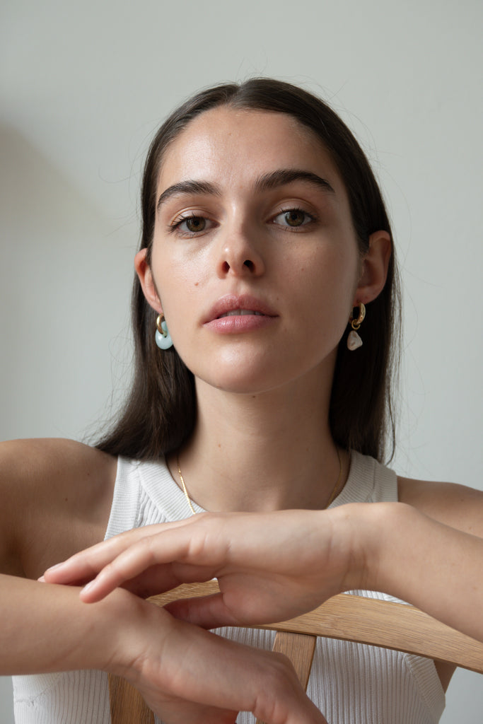 aysmmetrische ohrringe: Runde Kreolen mit einem Keshi Perlenanhänger und einen Amazonith Anhänger von nachhaltiger Schmuck marke LLR Studios aus Hamburg