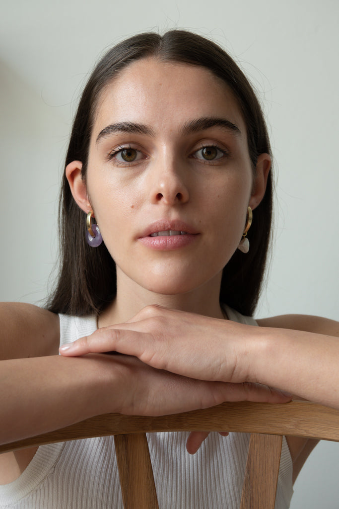 asymmetrische Ohrringe - einen Amethyst anhänger und einen Perlenahänger in Ovale Creolen