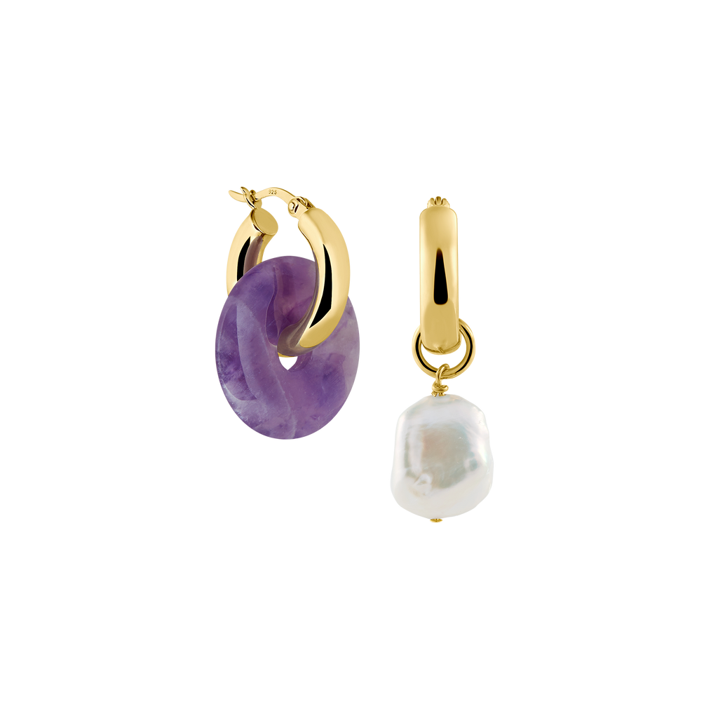 goldene Kreolen mit Amethyst Anhänger und Perlenanhänger - aysmmetrische Ohrringe handgefertigt in Deutschland