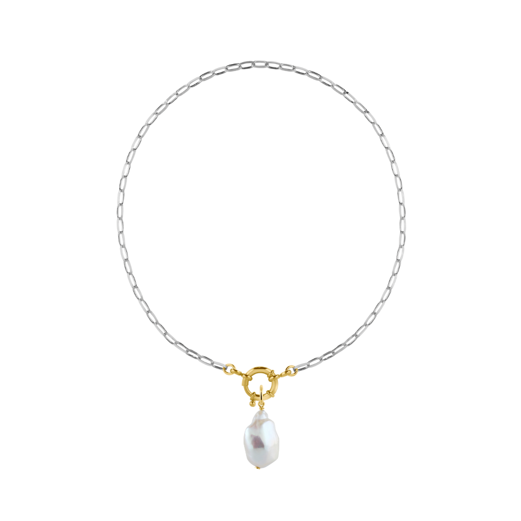 two toned jewelry: silberne Halskette mit goldenem Verschluss und Perlenanhänger