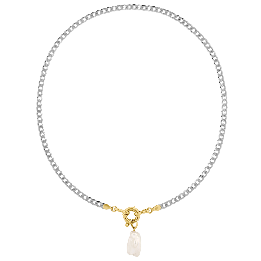 unsere bicolor big link chain kombiniert silber und goldschmuck perfekt, indem die KEtte aus recyceltem 925 Sterlingsilber mit einem 18k vergoldeten Verschluss vereint wird. Hier ist sie mit einem echten Süßwasserperlenanhänger abgebildet
