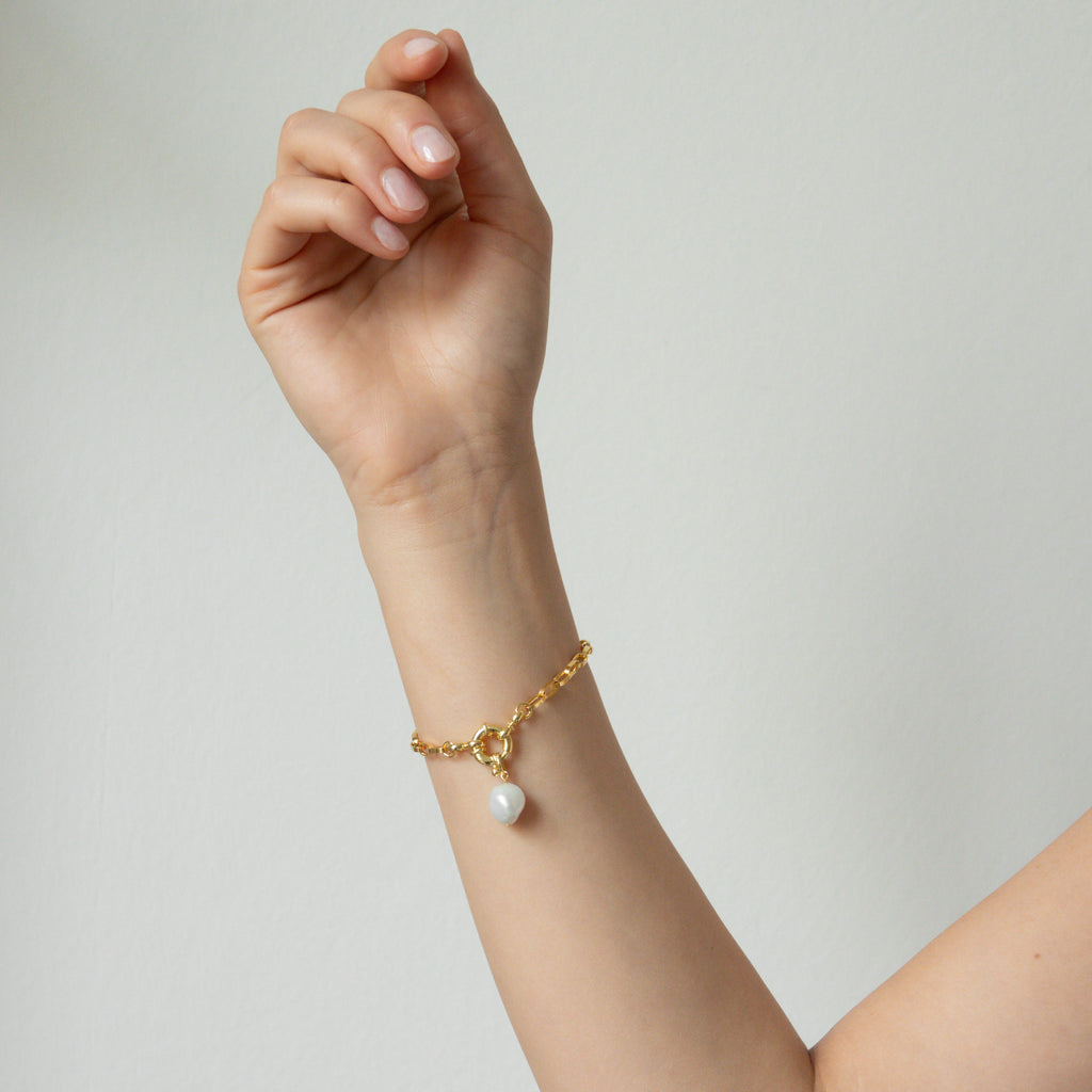 goldenes Gliederarmband mit Perlenanhänger - echter natürlicher Perlenschmuck