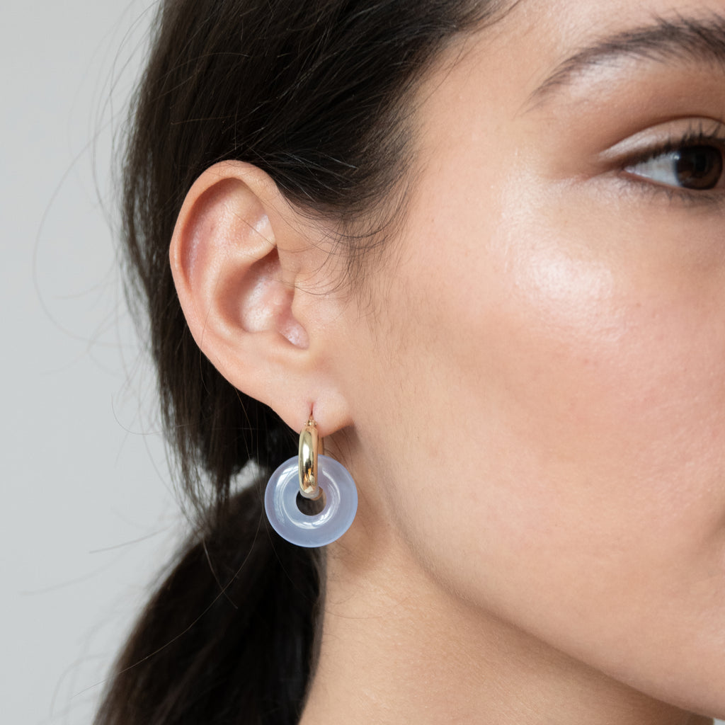 runder hellblauer Edelstein Anhänger und runde goldene Kreolen von nachhaltiger feiner Schmuck Brand LLR Studios aus Hamburg