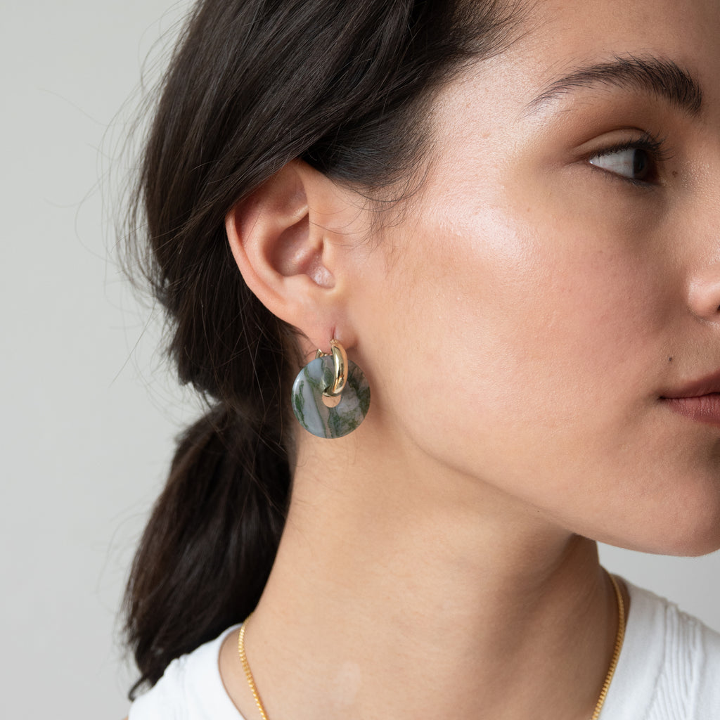 Moosachat Anhänger für Ohrringe mit goldenen Kreolen von nachhaltiger Schmuckmarke LLR Studios - jewelry made in germany