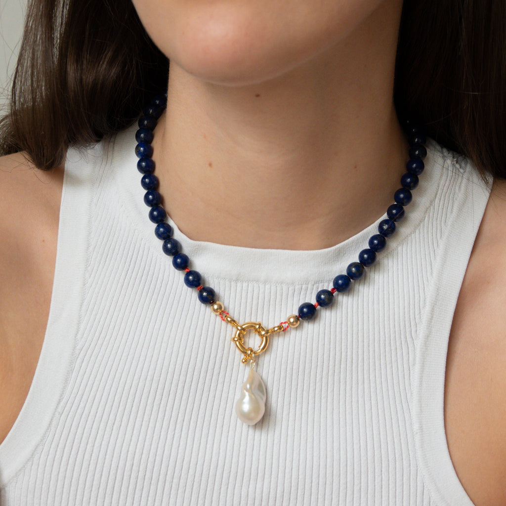 lapizlazuli kette mit goldenem Federringverschluss mit Baroque Perlenanhänger von nachhaltiger Schmuckmarke LLR Studios aus Hamburg