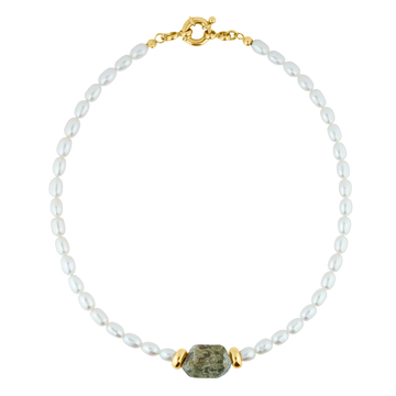 Kette aus echten Süßwasserperlen mit markanten Rhyolite Edelstein in der Mitte | pearl necklace with rhyolite pendant and gold accents